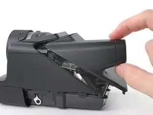 Remoção do painel traseiro junto com a porta do compartimento do filme