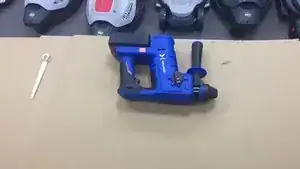 Enlevez la batterie. Désassemblez le Couvercle de mandrin défectueux.