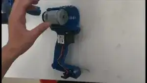 Enlevez le couvercle de protection de la nouvelle Boite d'engrenage puis assemblez la au moteur en respectant les détrompeurs. Repositionnez les LED si besoin.