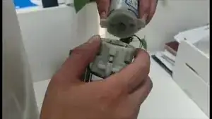 Assemblez le nouvel ensemble Interrupteur + Moteur à la Boite d'engrenage. Positionnez les LED.