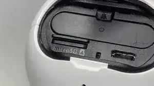 Werp de geheugenkaart uit het toestel door er met een nagel of met een spudger op te drukken. De geheugenkaart bevindt zich in de gleuf met daaronder de tekst "microSD".