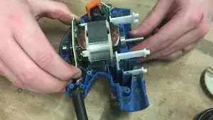 Enlevez le rotor en soulevant le cadre pour pouvoir le récupérer plus facilement.