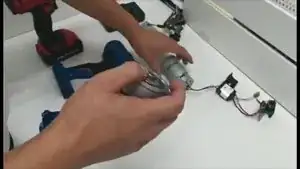 Assemblez le nouveau Moteur à la Boite d'engrenages.