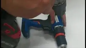 Revissez  la coque supérieure.