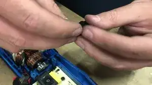 Reconnectez le charbon, testez si le charbon coulisse bien à l'intérieur.