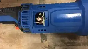 Insérez le charbon et remettez le ressort en place.