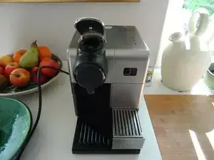 Open the DeLonghi EN 550.S Latissima Touch.