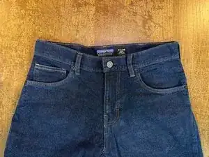 Reposição do botão de jeans
