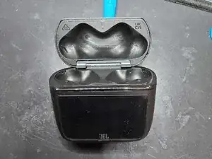 Disassembling JBL Tour Pro 3 case
