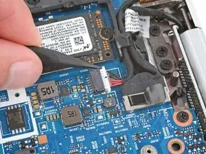 Desconexão do cabo do conector de alimentação do EliteBook 840 G7 da HP