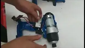 Installez l'Interrupteur, la Connectique de batterie, la LED et sa  lentille de protection. Positionnez les câblages.