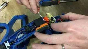 Soulevez le variateur de vitesse, vous pouvez vous aider d'un petit tournevis pour le sortir.