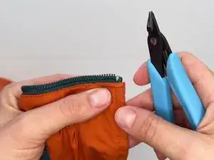 Use óculos de segurança para se proteger de peças projetadas.