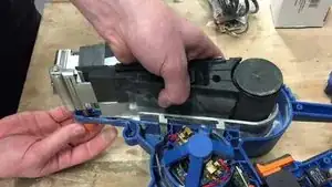 Dévissez la molette orange pour pouvoir la soulever.
