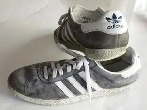 Como Consertar um Buraco na Sola de um Tênis Adidas Gazelle