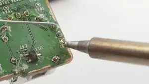 For full instructions on how to solder through-hole solder joints, <a href="../../Guide/Como%2Bsoldar%2Be%2Bdessoldar%2Bcontatos/750" target="_blank">follow this guide</a>.