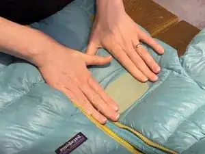 Remendar um casaco isolado com fita para remendos