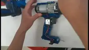 Repositionnez la coque supérieure puis resserrez les vis.