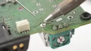 For full instructions on how to solder through-hole solder joints, <a href="../../Guide/Como%2Bsoldar%2Be%2Bdessoldar%2Bcontatos/750" target="_blank">follow this guide</a>.