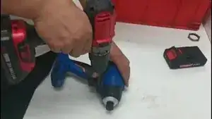 Desserrez les vis de la machine.