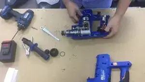 Ouvrez le corps de l'outil. Déposez l'ensemble Moteur &amp; Transmission.