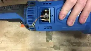 Puis reconnectez le charbon.
