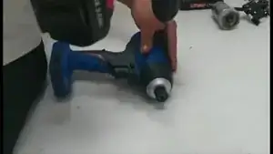 Revissez la Coque supérieure.