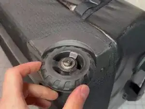Verifique se a rodinha está funcionando girando-a ou movendo a bagagem sobre o chão.