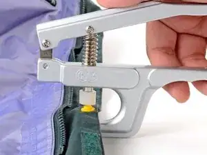 Como instalar um botão de pressão de plástico com uma ferramenta portátil