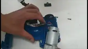 Installez l'ensemble Moteur + Boite d'engrenages, l'Interrupteur puis la connctique de la batterie. Repositionnez le câblage.