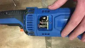 Avec une pince retirez la cosse puis enlevez le charbon.