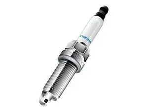 Replacement spark plugs on the Peugeot 306