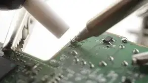 For full instructions on how to desolder through-hole solder joints, <a href="../../Guide/Como%2Bsoldar%2Be%2Bdessoldar%2Bcontatos/750" target="_blank">follow this guide</a>.