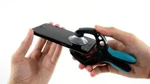 No glass sealing will keep us out of this phone. With the screws out of the way, it's time to turn up the heat. The iSclack pops the Fire Phone open without any <a href="../../home/external_content?url=http%3A//youtu.be/NFgx5MY72Dk" rel="nofollow noopener noreferrer" target="_blank">trouble</a>.