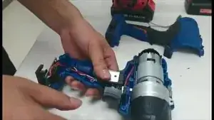 Repositionnez la Coque supérieure.