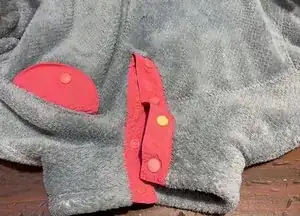 Una as duas metades do botão de pressão para garantir que elas estão perfeitamente alinhadas e funcionais.