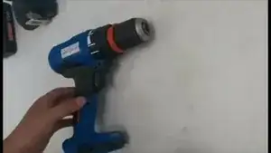 Enlevez la batterie et le mandrin. Desserrez les vis à l'aide d'un embout T10 ou d'un tournevis T10.