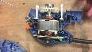 Pour enlever les stabilisateurs vous devez faire levier avec un tournevis.
