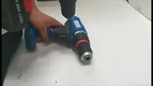 Enlevez la batterie et le mandrin. Desserrez les vis à l'aide d'un embout T10 ou d'un tournevis T10.