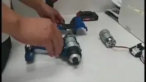 Enlevez la coque supérieure. Enlevez la connectique batterie, l'interrupteur, l'ensemble Moteur + Boite d'engrenages puis les LED. Désolidarisez le Moteur de la Boite d'engrenages.