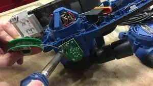 Ressoudez les câbles du moteur au variateur.