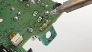 For full instructions on how to desolder through-hole solder joints, <a href="../../Guide/Como%2Bsoldar%2Be%2Bdessoldar%2Bcontatos/750" target="_blank">follow this guide</a>.