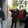 Fila da consulta popular de 2014 sobre a autonomia da Catalunha, na cidade de Sabadell