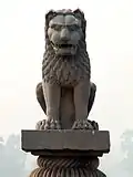 Leão representado num pilar construído pelo rei Asoca em Vaixali, em Biar, na Índia, em 250 a.C.
