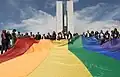 Bandeira do movimento pelos direitos dos homossexuais e dos travestis desfraldada em frente ao Congresso Nacional