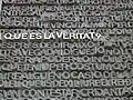 Porta do Templo da Sagrada Família, em Barcelona, com a frase bíblica "Que é a verdade?" escrita em catalão