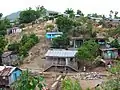 Favela em Baixa Ravina (Bas ravine), ao norte de Cabo Haitiano. Notar o terreno desmatado e a elevada densidade populacional.
