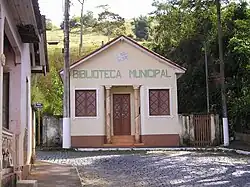 Na imagem há a biblioteca municipal de Guarará, em Minas Gerais. É uma estrutura pequena, mas bonita.