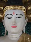 Estátua birmanesa de Buda, com os lóbulos das orelhas alongados