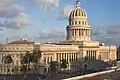 Capitólio de Havana, inaugurado em 1929 como sede das duas casas legislativas cubanas. Atualmente, é a sede do ministério de ciência, tecnologia e meio ambiente e da academia de ciências cubana.